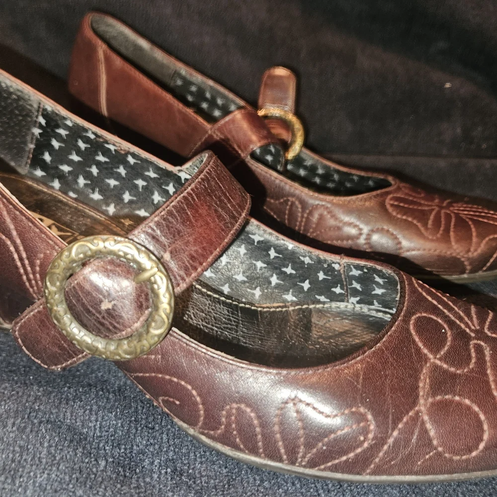 PIKOLINOS Size 7 Brown Low Heels with Gold Buckle - Picture 2 of 13